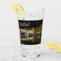 La escena nocturna Ponte Vecchio que refleja el rí