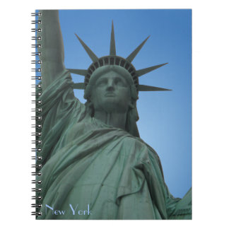 La estatua del cuaderno de Nueva York de la