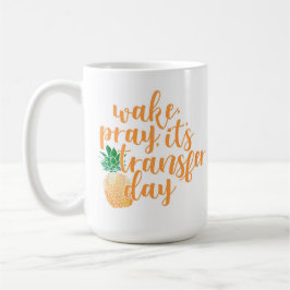 La estela ruega la taza de café del día de la