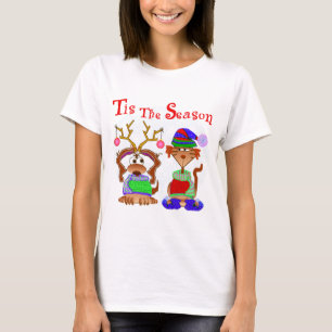 La familia acaricia las camisetas