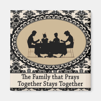 La familia que reza juntos en el imán