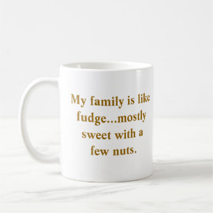 La familia tiene gusto de la taza del dulce de