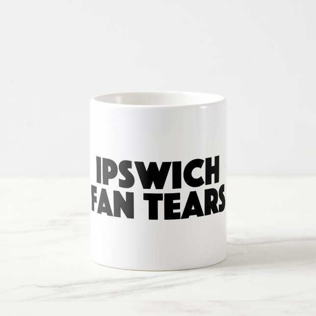 La fan de Ipswich rasga la taza para las fans de (Centro)