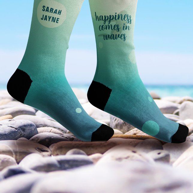 La felicidad de la sirena cita calcetines oceánico (Happiness does come in waves & if you love mermaids and socks, these are just for you. Add your name)