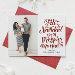 La Feliz Navidad Roja y el guión de un próximo año<br><div class="desc">Feliz Navidad y un próspero año nuevo! Envíe sus deseos de vacaciones a amigos y familiares con esta tarjeta de Navidades de personalizable. Esta tarjeta de Navidades española presenta caligrafía moderna. Personalice agregando sus detalles. Esta tarjeta de Navidades de fotos está disponible en otros colores y material de cartón. Los...</div>