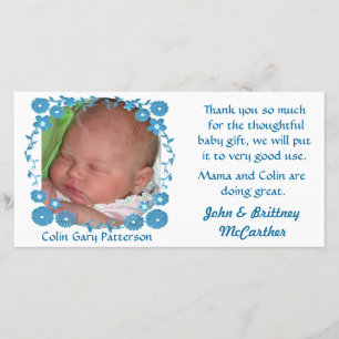 La foto del bebé le agradece las tarjetas