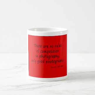 La fotografía cita la taza