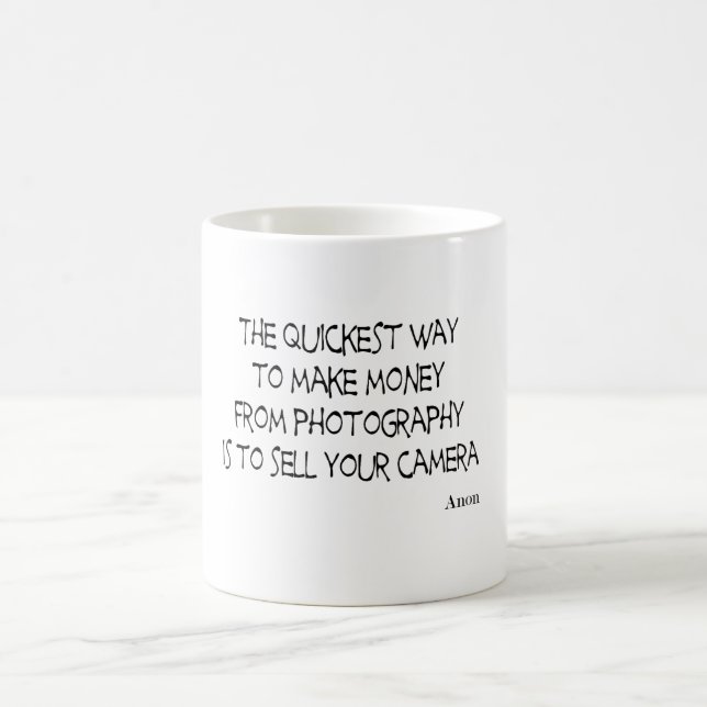 La fotografía cita la taza (Centro)