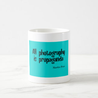 La fotografía cita la taza