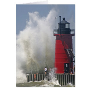 La gente en el muelle observa grandes olas en