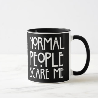La gente normal me asusta - taza negra del fondo