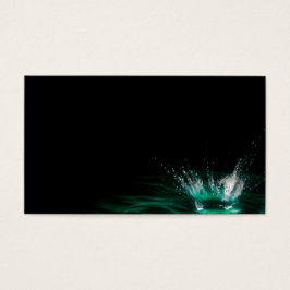 La gota de agua salpicada en el fondo negro