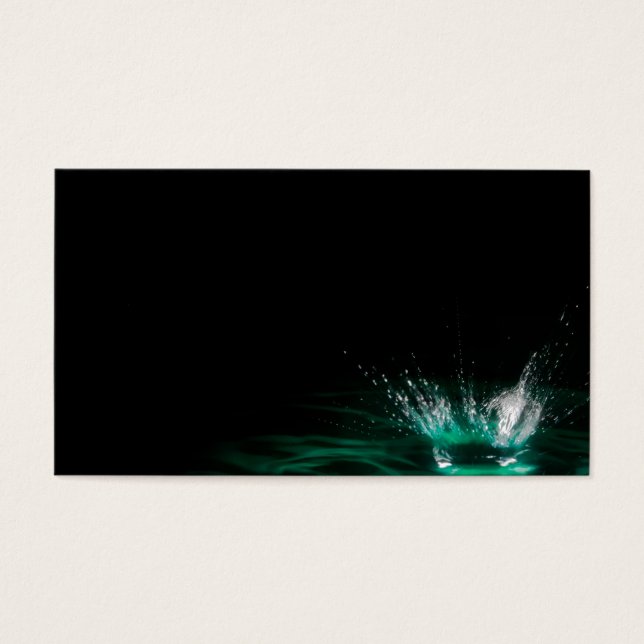 La gota de agua salpicada en el fondo negro (Frente)