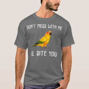 La graciosa camiseta de Sun Conure no se mete con 
