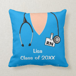 La graduación de la enfermera friega la almohada