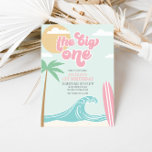 La Gran Invitación De Cumpleaños De Una Playa Rosa<br><div class="desc">¡El Grande! El Surfing Beach Birthday te invita con olas turquesa y tablas de surf rosas.</div>