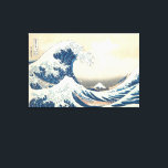 La gran ola del arte japonés Kanagawa Ukiyo-e<br><div class="desc">Este icónico arte de Katsushika Hokusai es uno de sus trabajos más conocidos, y su popularidad global sigue creciendo. La obra de arte muestra dos barcos llenos de marineros japoneses frente a la inmensa Gran Ola. La ola parece como si estuviera a punto de sumergirse por completo en los barcos,...</div>