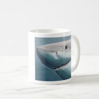 La gran taza blanca de tiburón - aletas y café
