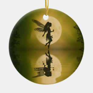 La hada refleja el ornamento