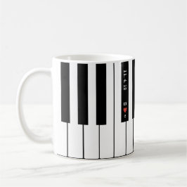 La inicial personalizada del corazón junta la taza