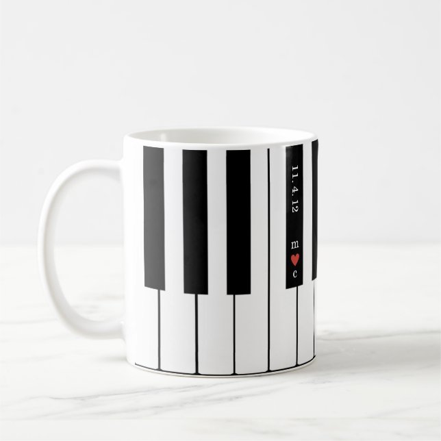 La inicial personalizada del corazón junta la taza (Izquierda)