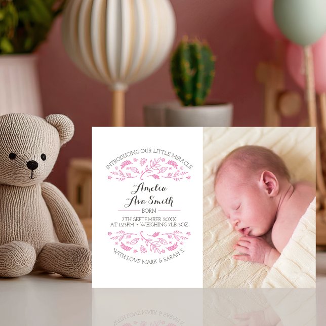 La invitación del chica de recién nacido/le (Introduce your baby girl with this beautiful floral-themed announcement card)
