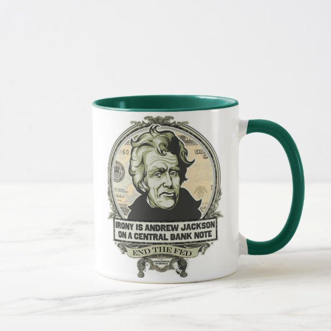 La ironía es Jackson en una taza central del (Derecha)