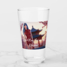 La joven belleza de Cheongsam posando para el Año