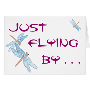 La libélula azul vuela cerca