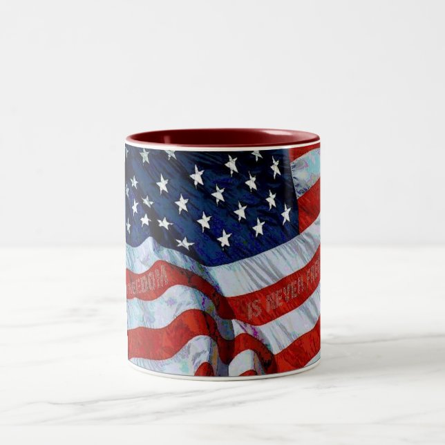 La libertad de la bandera americana nunca es taza (Centro)