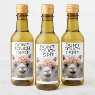 La llama divertida de la alpaca no me toca escupe