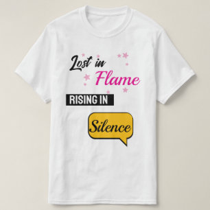 La llama perdida se alza en camiseta silenciosa