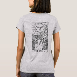 La luna y la camisa de la carta de tarot de Sun