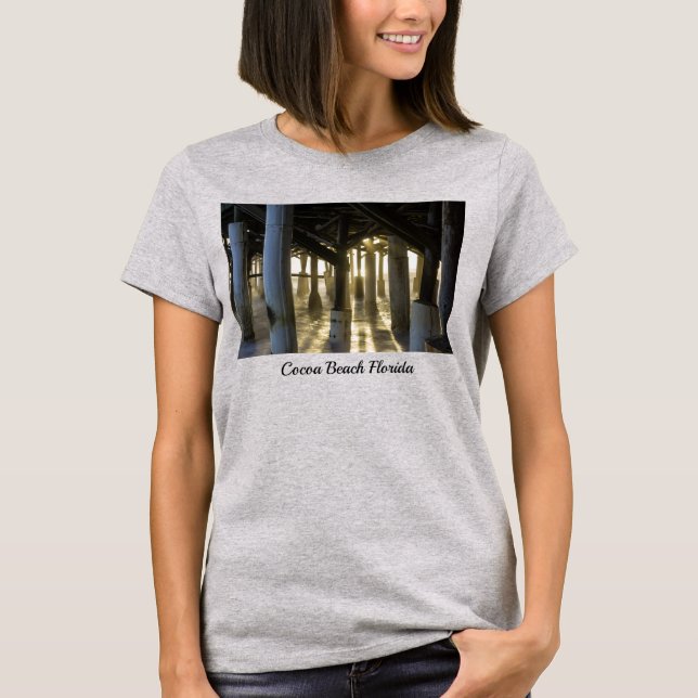 La luz dorada brilla a través de la camiseta (Anverso)