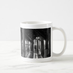 La luz dorada brilla a través de la taza de café e