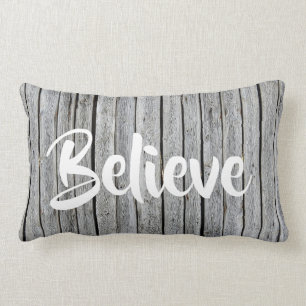 La madera rústica del tablón cree la almohada