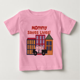 La mamá de la policía ahorra las camisetas y los