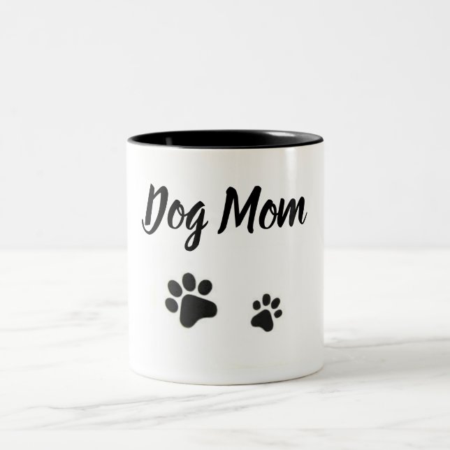 La mamá del perro con la pata imprime la taza (Centro)