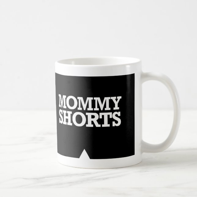 La mamá pone en cortocircuito la taza (Derecha)