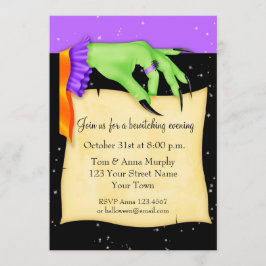 La mano de la bruja con la invitación de Halloween