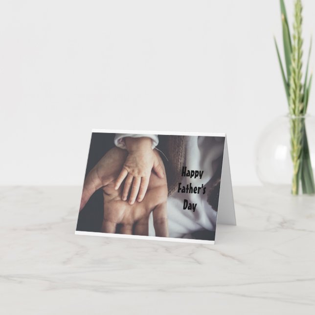 La mano del niño con la tarjeta de mano del padre (Anverso)