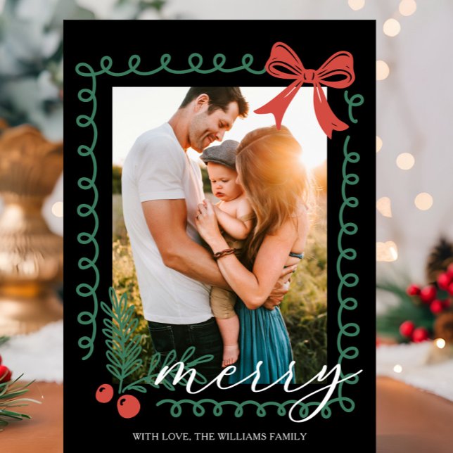 La mano dibujada Black Red Green Feliz Navidad (Red and green holiday card with hand drawn spiral border, holly, berries, bow, and “Merry” greeting.)