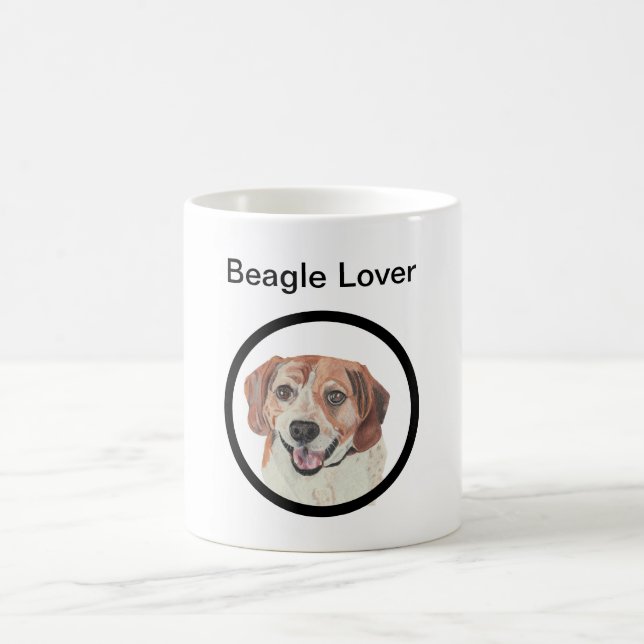 La mano dibujó la taza del perro Beagle (Centro)