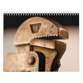 La mano equipa el calendario impreso personalizado