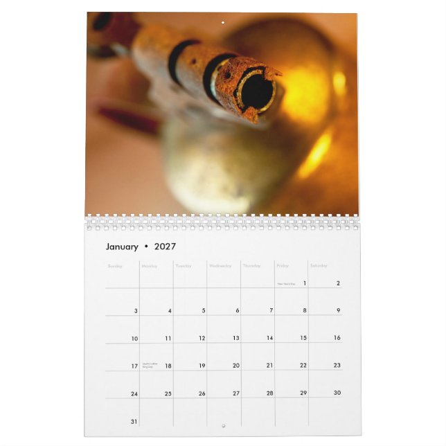 La mano equipa el calendario impreso personalizado (Jan 2027)