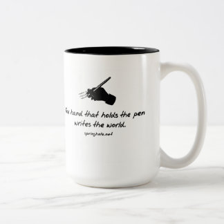 La mano que sostiene la taza de la pluma