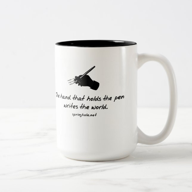La mano que sostiene la taza de la pluma (Derecha)