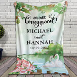 La manta de luna de miel de los recién casados con<br><div class="desc">Gorda manta de luna de miel boda para los recién casados. El diseño presenta una hermosa laguna con cisnes machos y hembras y un paisaje ondulado con flores junto con un tipografía de escritura super tierno y a la moda que dice "En nuestra luna de miel". Esto es un gran...</div>