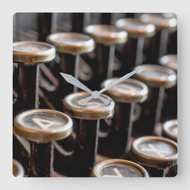 La máquina de escribir vieja cierra el reloj de (Anverso)