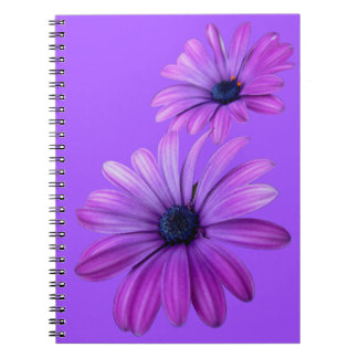La margarita púrpura del cuaderno de la margarita